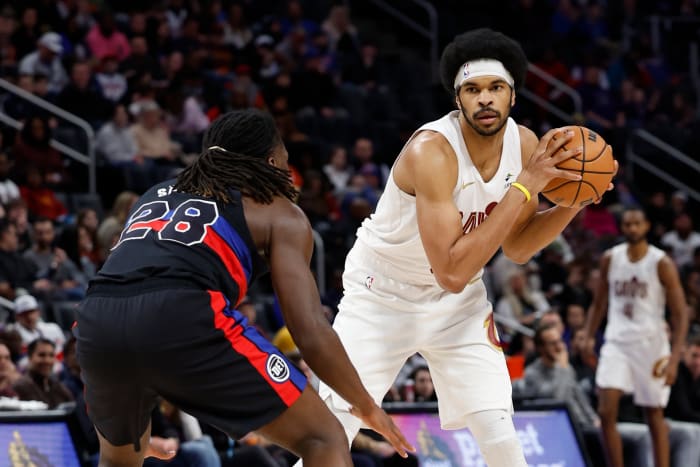 Mar 1, 2024; Detroit, Michigan, USA; Cleveland Cavaliers center Jarrett Allen (31) is defended by Detroit Pistons center Isaiah Stewart (28) in the second half at Little Caesars Arena. Mandatory Credit: Rick Osentoski-USA TODAY Sports